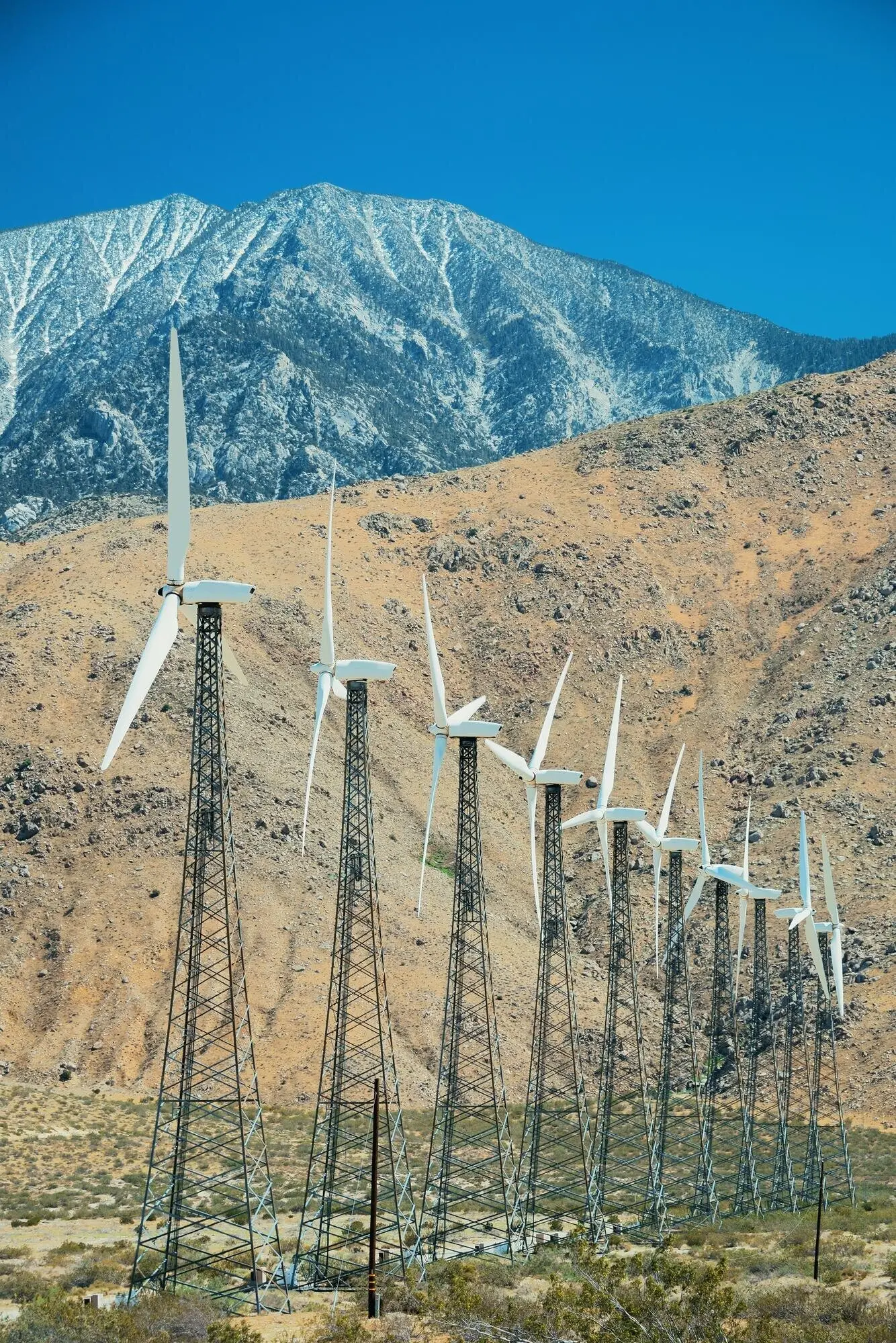 Windpark in der Nähe von Los Angeles und Bergen.